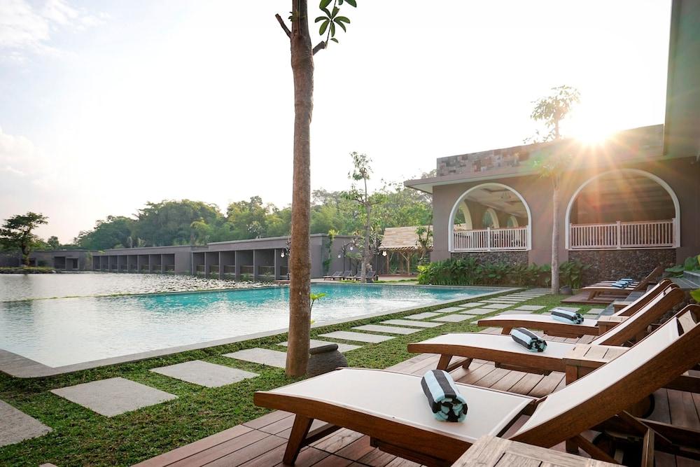 The Westlake Hotel & Resort Yogyakarta Cebongan Exterior photo