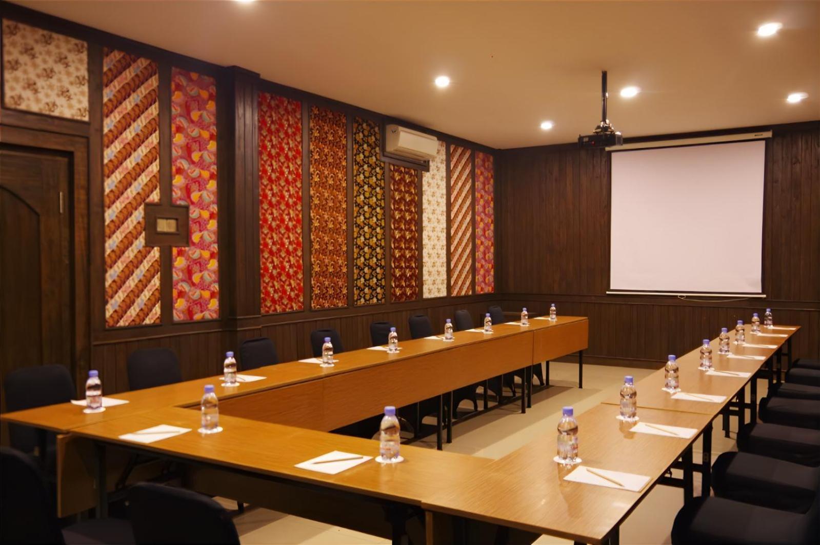 The Westlake Hotel & Resort Yogyakarta Cebongan Exterior photo