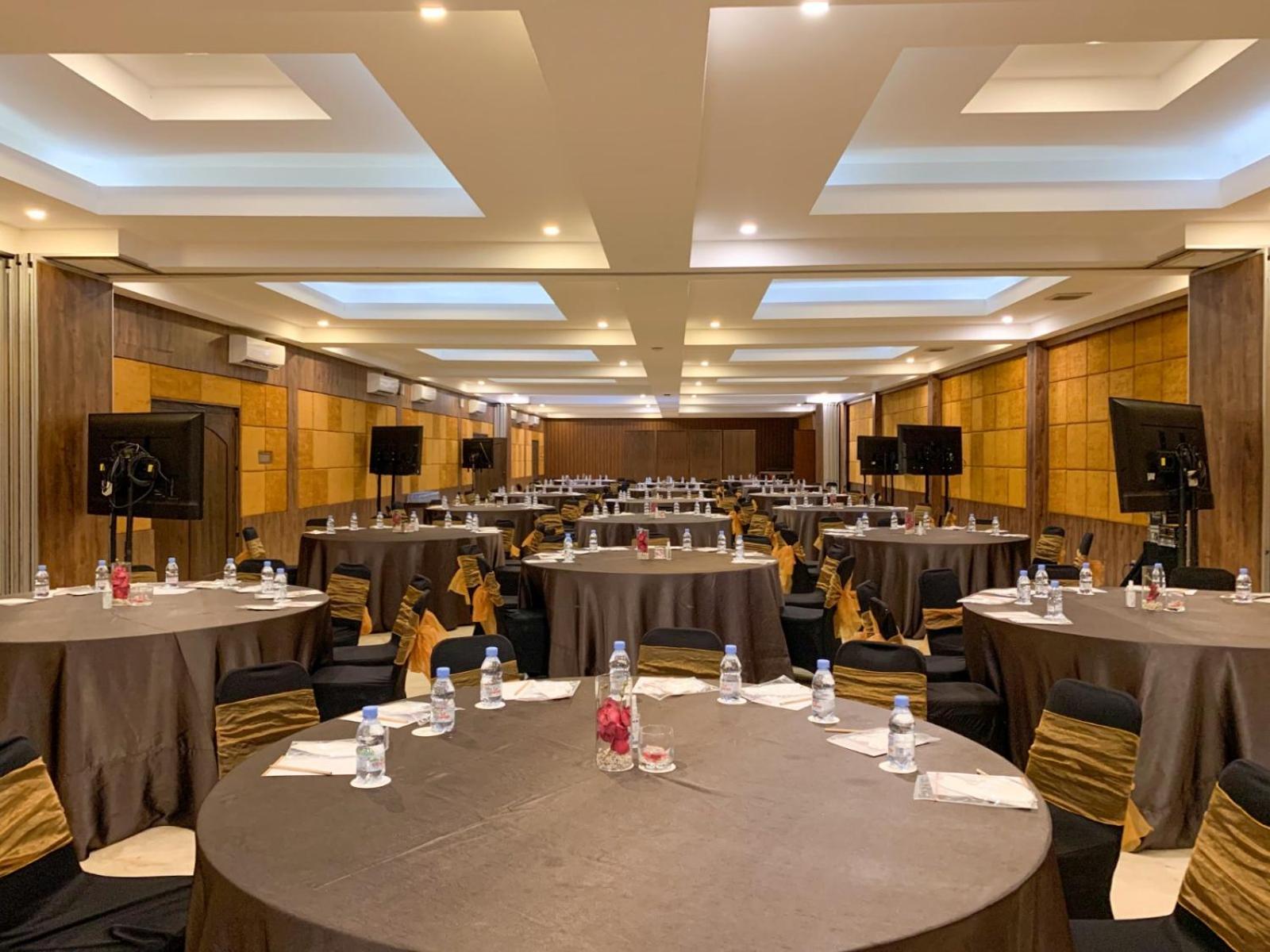 The Westlake Hotel & Resort Yogyakarta Cebongan Exterior photo