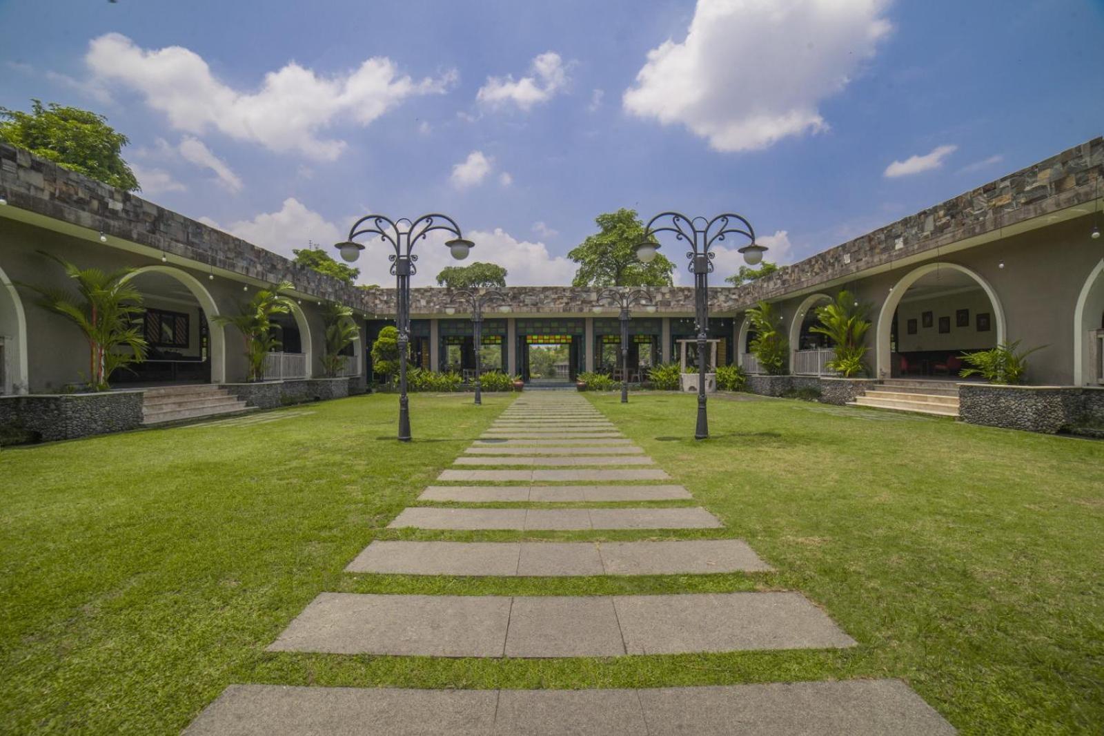 The Westlake Hotel & Resort Yogyakarta Cebongan Exterior photo