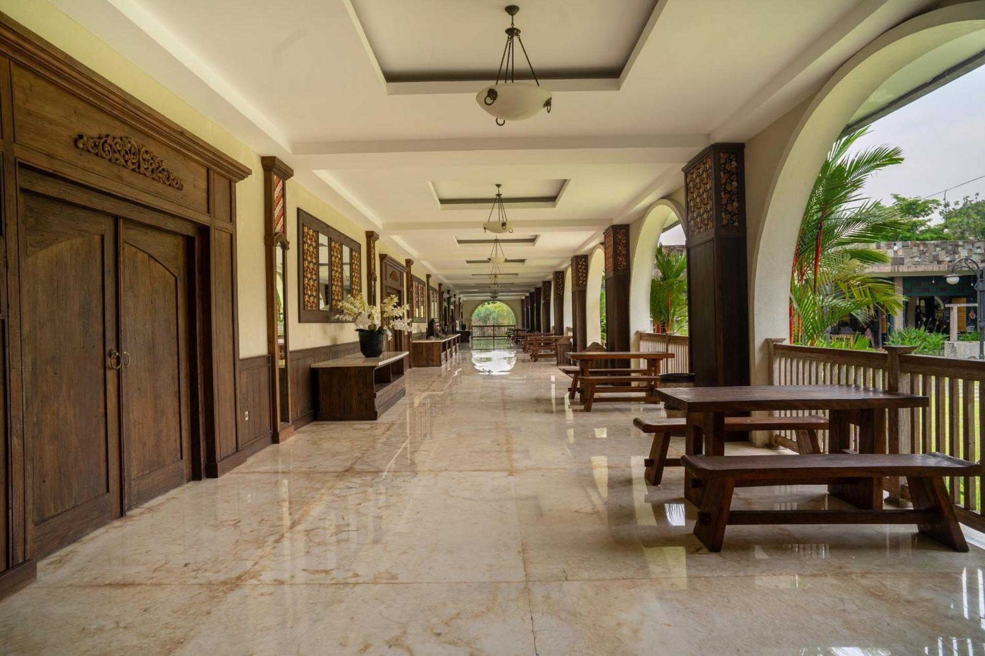 The Westlake Hotel & Resort Yogyakarta Cebongan Exterior photo